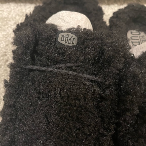 Hey Dude fluffy indoor/outdoor slippers 🖤 - Picture 4 of 7